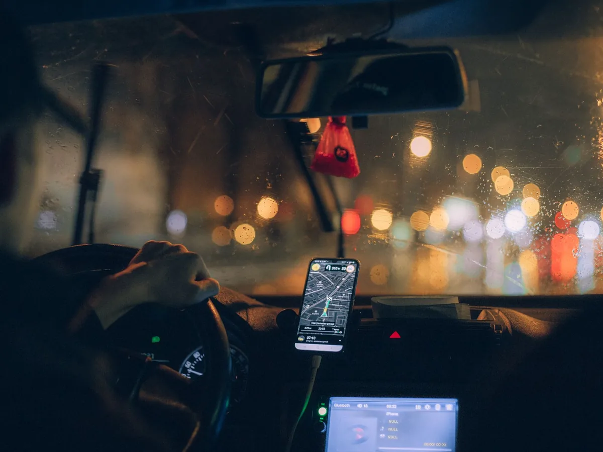 Plan de ville affiché sur un smartphone avec l'application Google Maps et des repères de stationnement