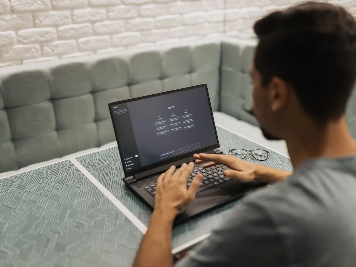 Un dirigeant de petite entreprise consulte un tableau de bord d'automatisation sur son ordinateur portable.
