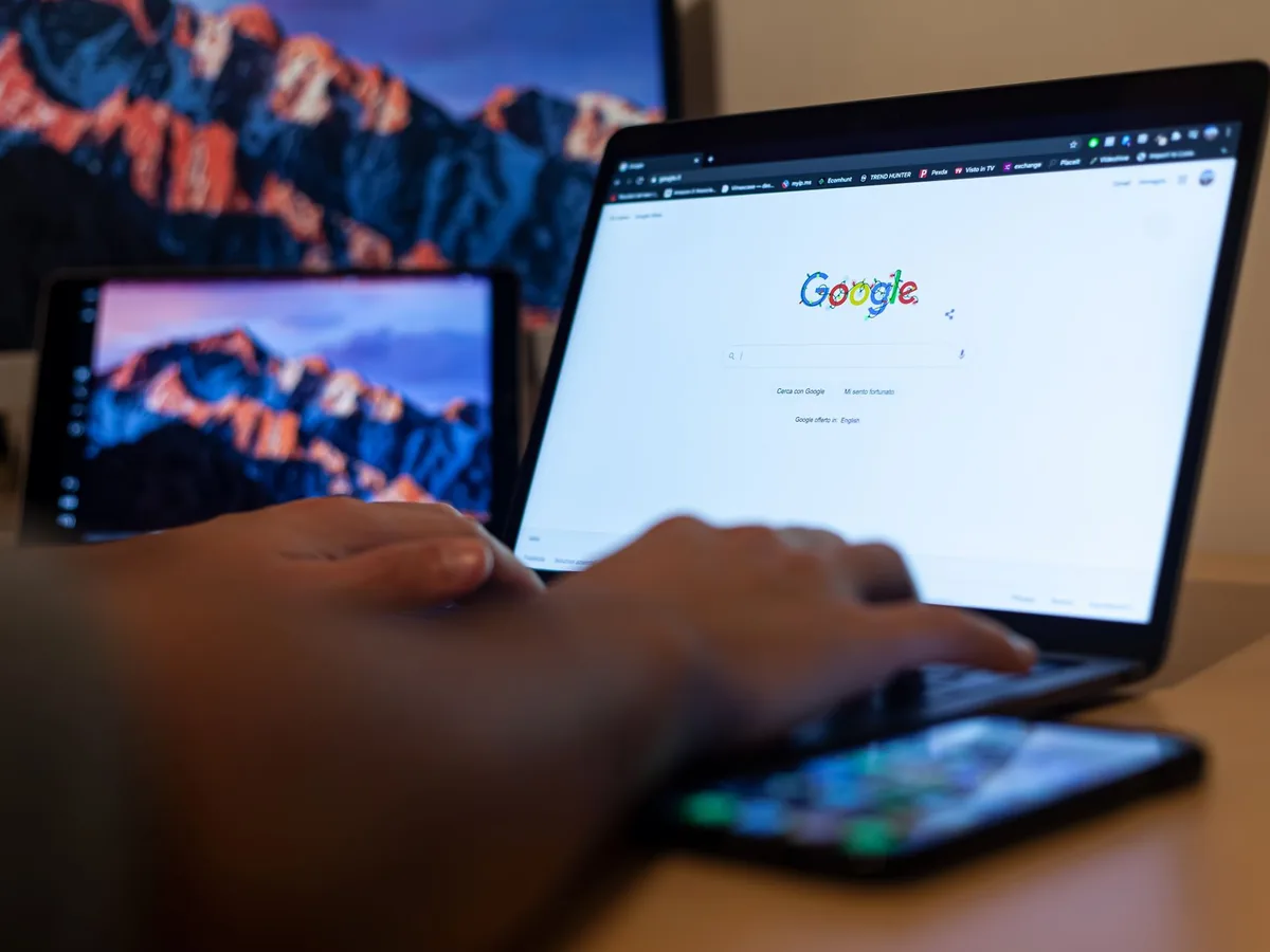 Un artisan consulte sur son smartphone la fiche d'établissement de son entreprise dans la Recherche Google.