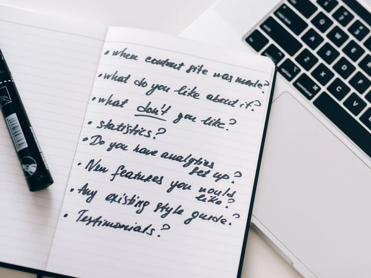 Un artisan consulte la note de sa fiche d'établissement Google sur son smartphone dans son atelier