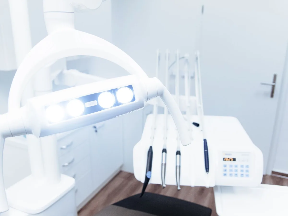 Un patient au comptoir d'un cabinet dentaire en train de prévenir de l'annulation d'un rendez-vous