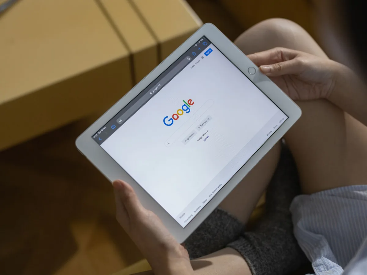 Un artisan consultant la fiche de son entreprise sur Google Maps à l'aide d'un smartphone