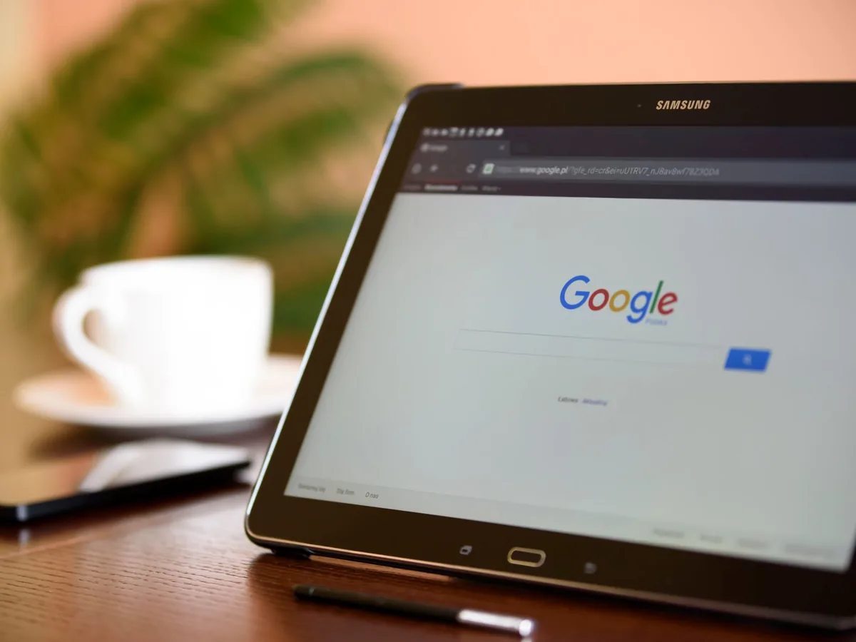 Un artisan assis à son bureau consulte le tableau de bord de sa fiche Google sur un ordinateur portable