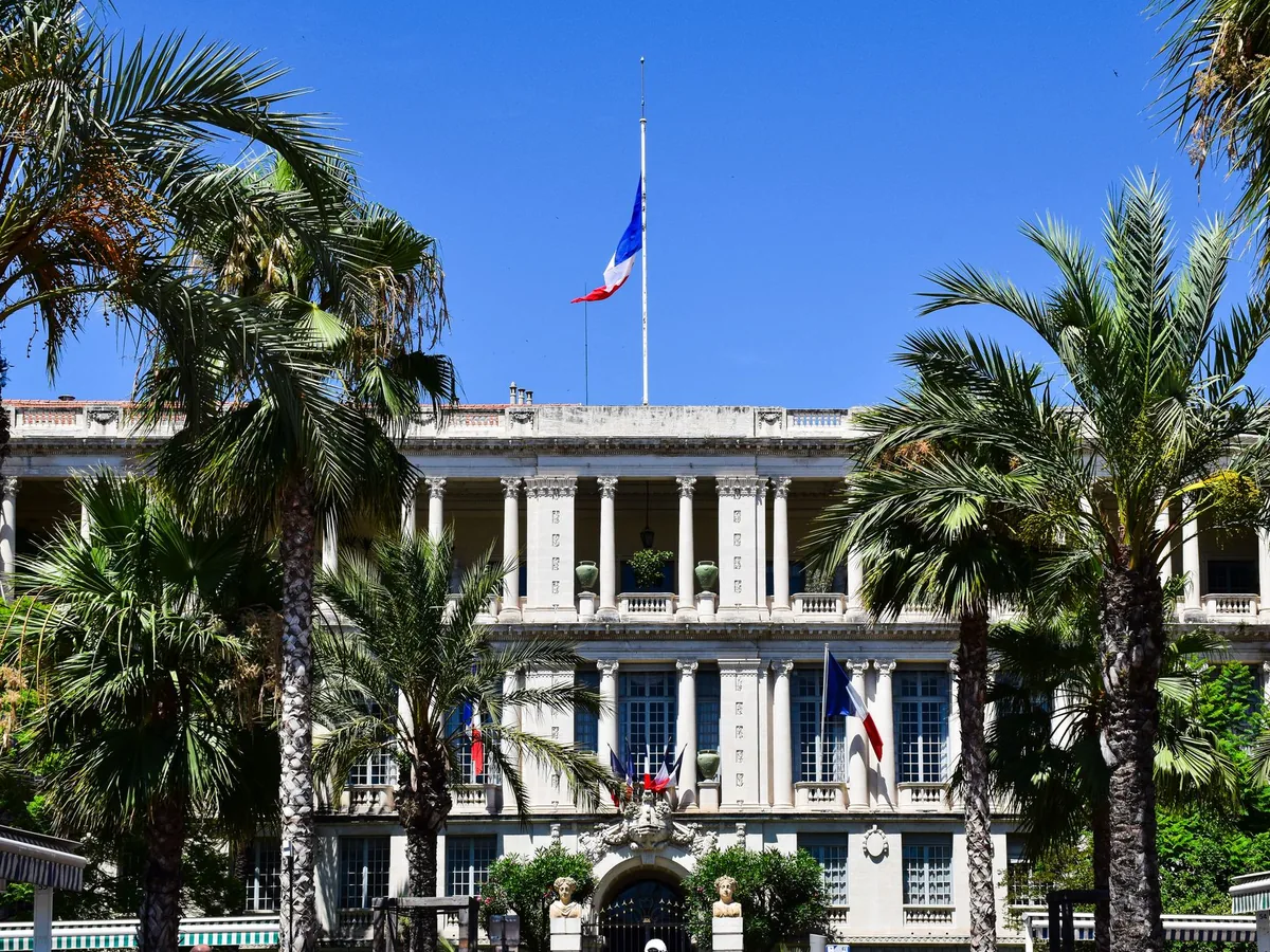 Une personne consulte une page de réservation de rendez-vous en ligne sur son smartphone à son bureau