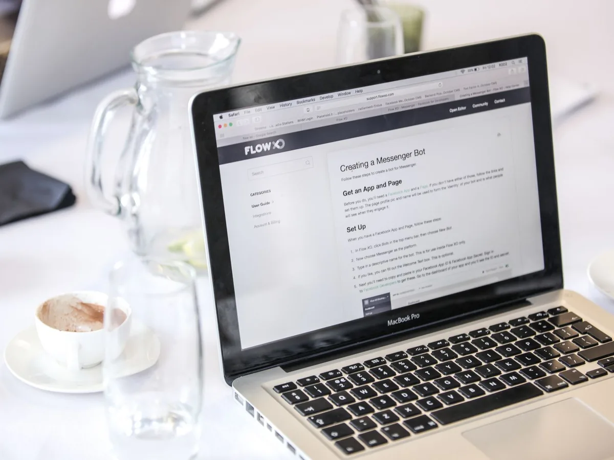 Un ordinateur portable ouvert sur une page web, sur une table de travail