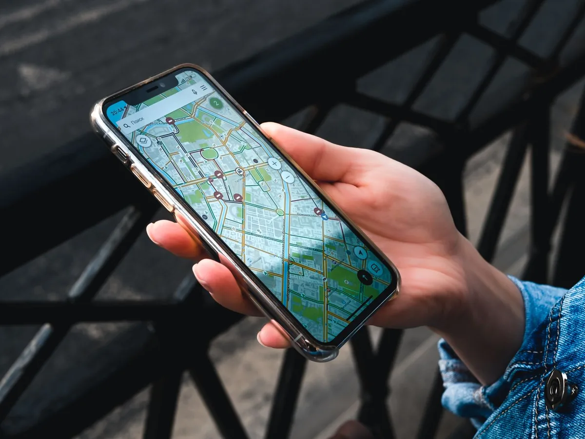 Un client qui cherche un artisan sur son téléphone, une fiche Google ouverte sur la carte
