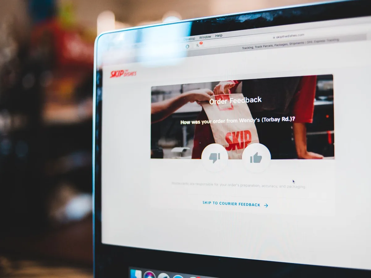 Un artisan consulte les avis clients laissés sur la fiche de son entreprise depuis son smartphone.