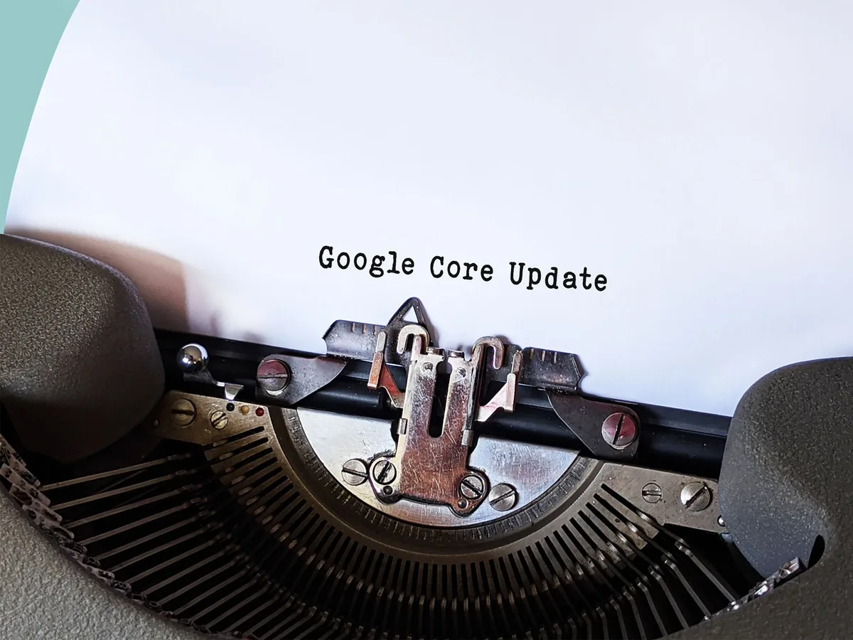 Artisan consultant le formulaire de sa fiche d'établissement Google sur un ordinateur portable dans son atelier