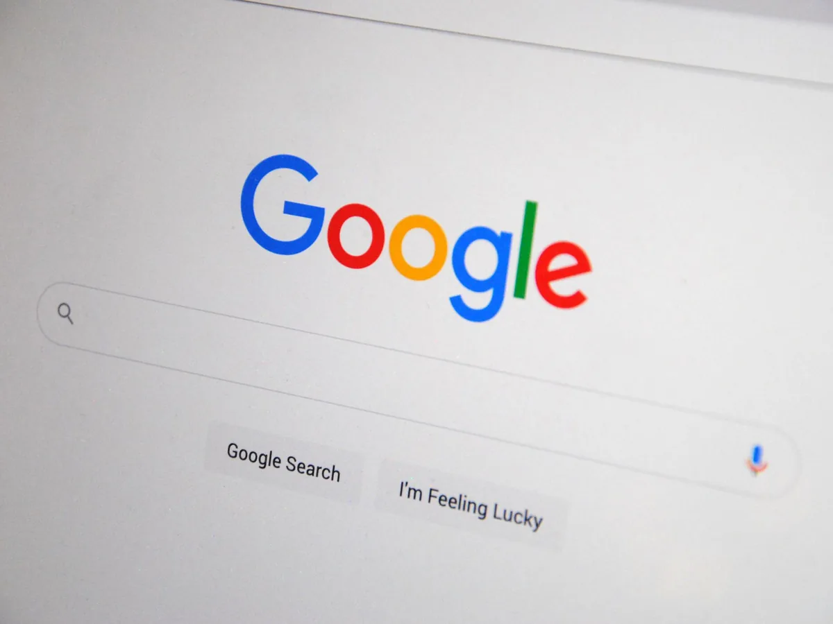 Un artisan consulte la plateforme Google Digital Garage sur son ordinateur portable dans son atelier.