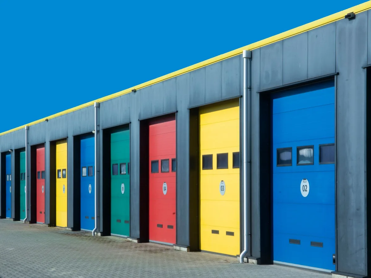 Une personne consulte un cours en ligne de Google Digital Garage sur un ordinateur portable et prépare son certificat.