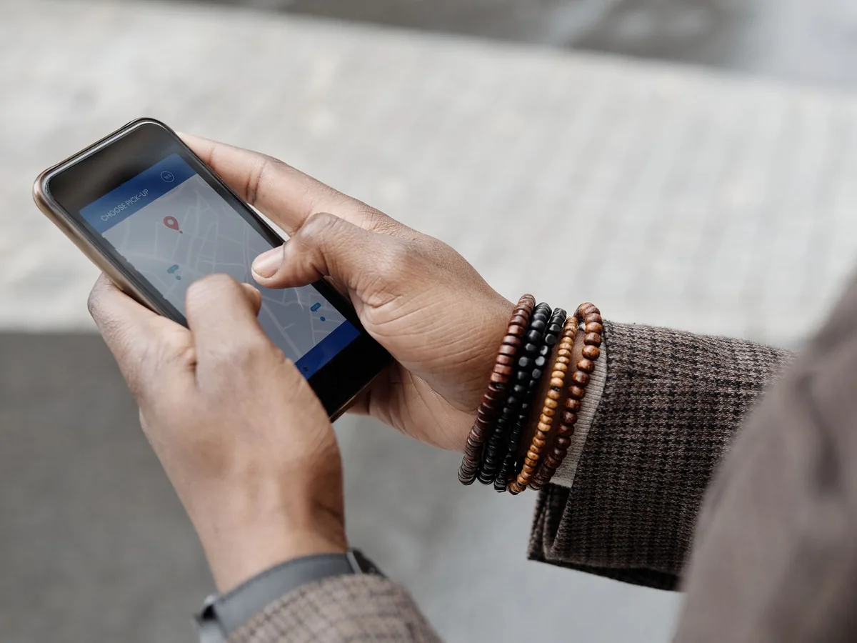 Un artisan consulte la fiche de son entreprise sur Google Maps sur son smartphone