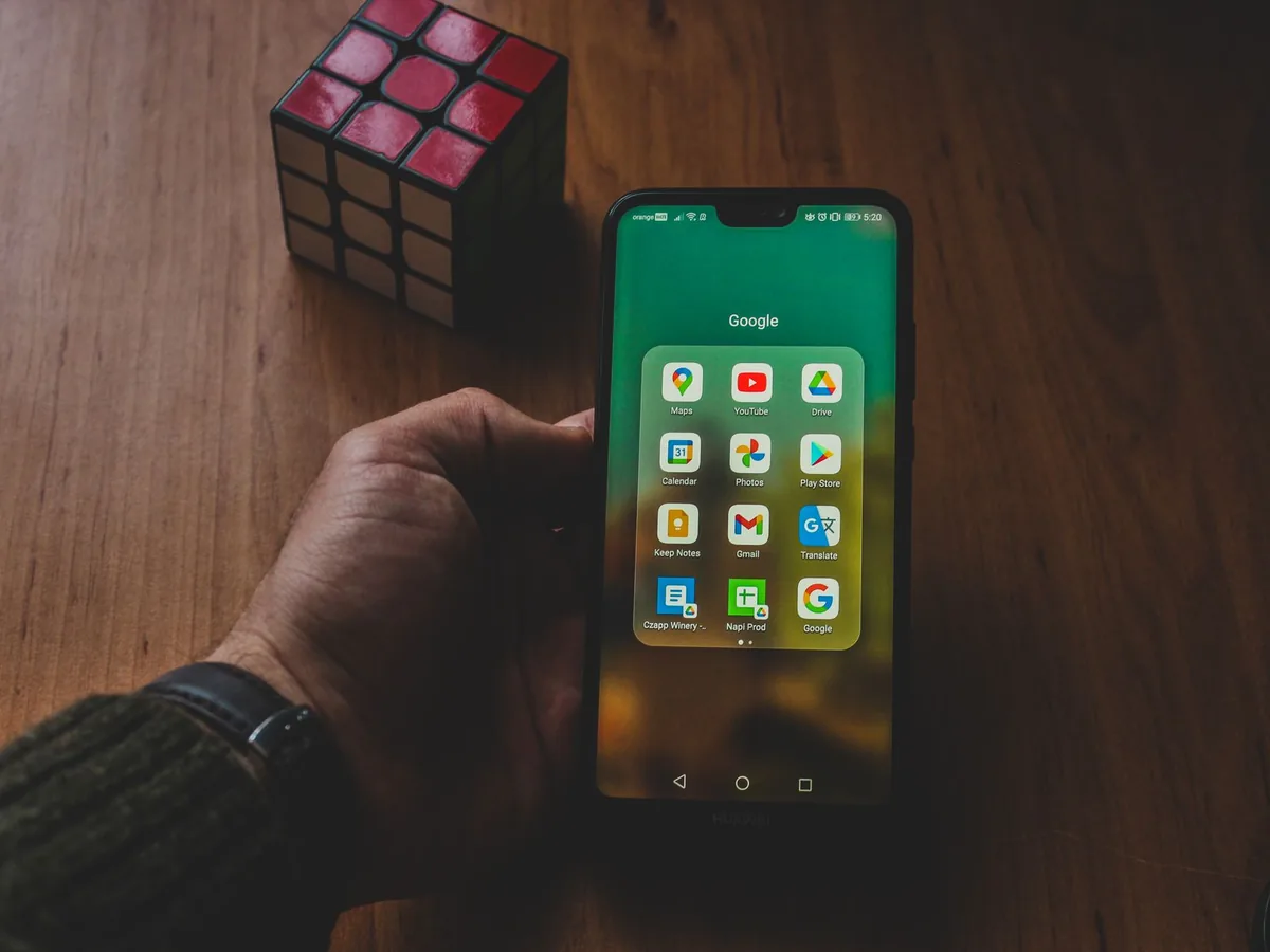 Un artisan consulte l'écran de suivi d'une fiche d'établissement Google sur un ordinateur portable dans son atelier.