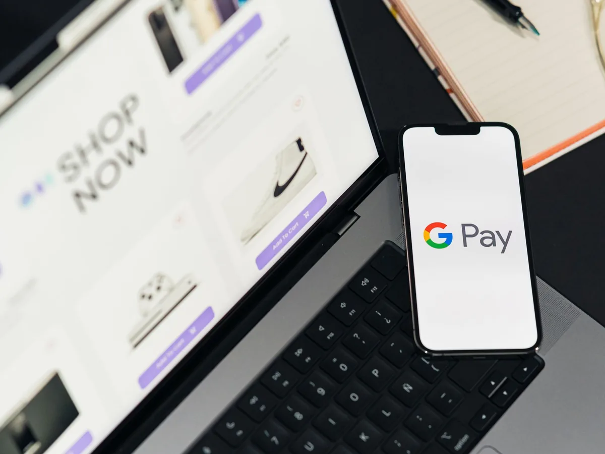 Un dirigeant de petite entreprise consulte le tableau de bord de Google Business Profile sur un ordinateur portable à son atelier