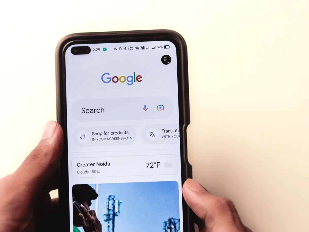 Un artisan vérifie les photos de sa fiche d'établissement Google sur son smartphone avant de les téléverser.