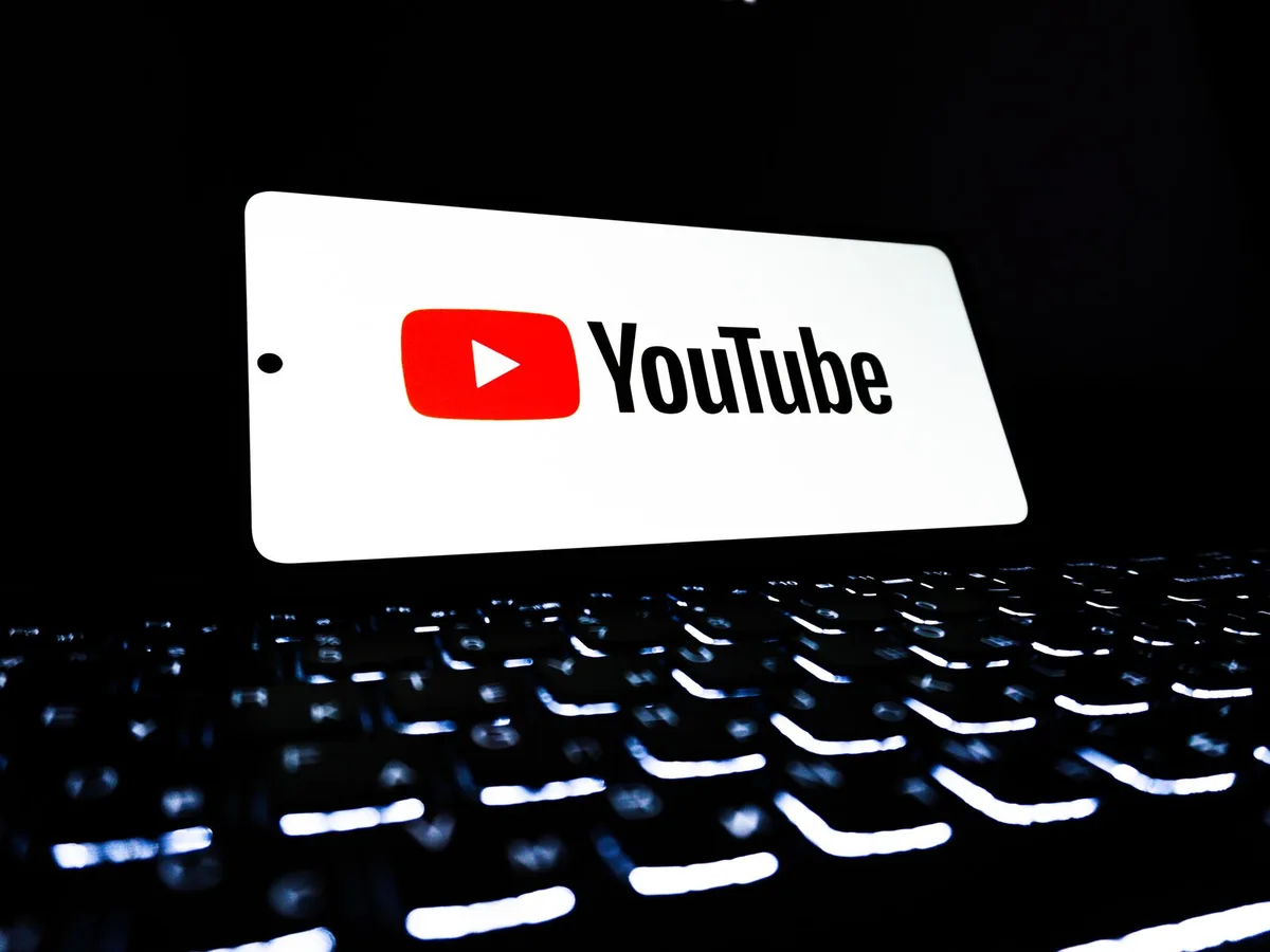 Personne filmant la devanture d'une boutique avec un smartphone pour valider sa fiche Google.