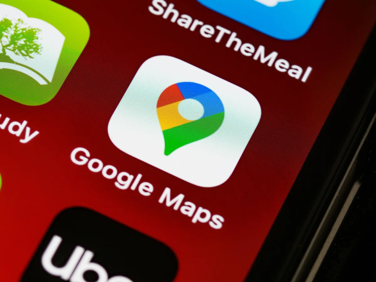 Client consultant les avis d'un restaurant sur son téléphone pendant qu'il marche dans une rue commerçante