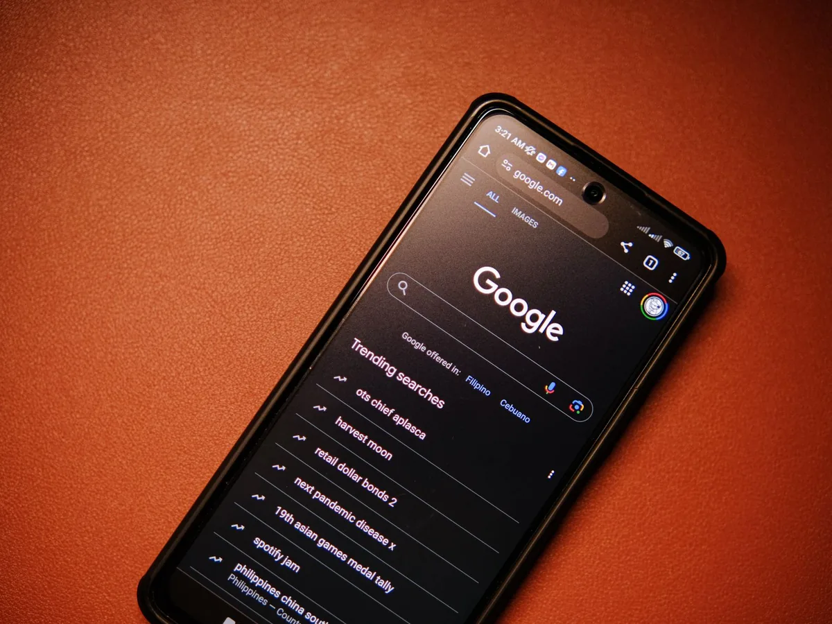 Un artisan regarde la fiche Google de son entreprise sur son smartphone.
