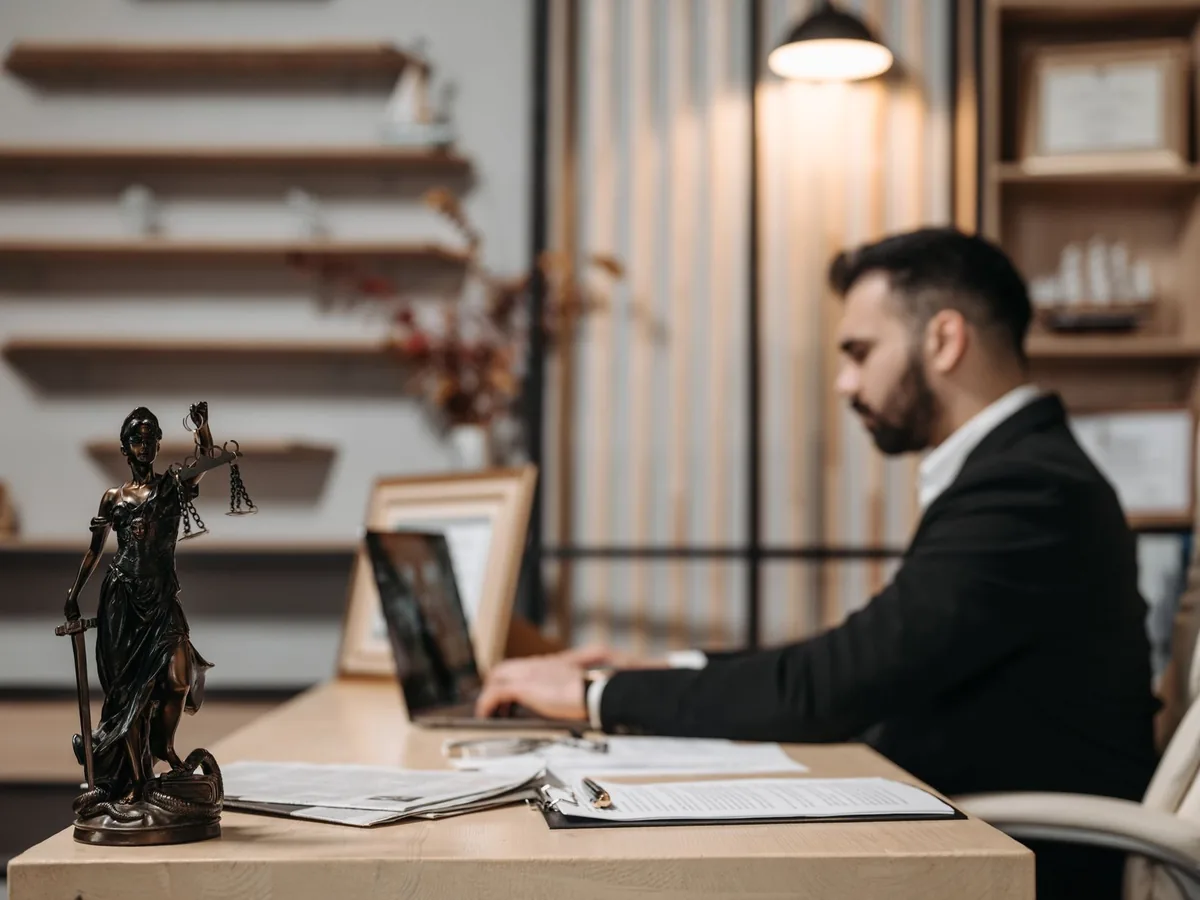 Un client réserve un rendez-vous avec un avocat depuis son téléphone, en dehors des horaires d'ouverture du cabinet