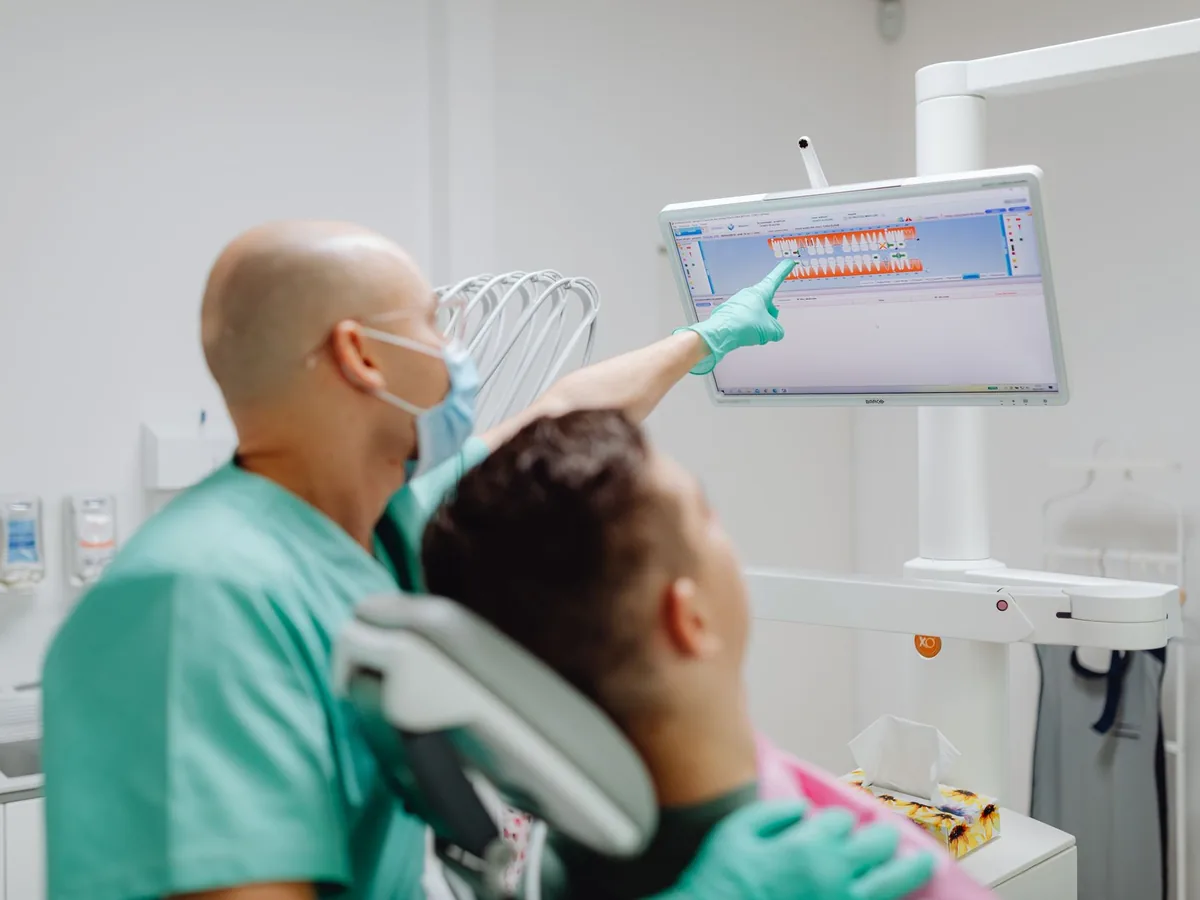 Patient visible de profil consultant un agenda de rendez-vous en ligne depuis son smartphone