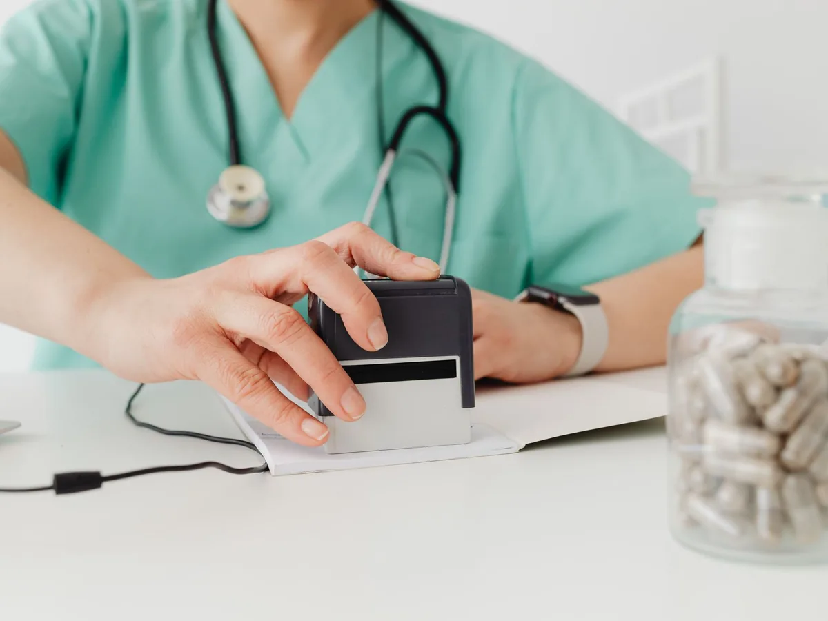 Un masser-kinésithérapeute reçoit un patient dans son cabinet pendant une séance de rééducation