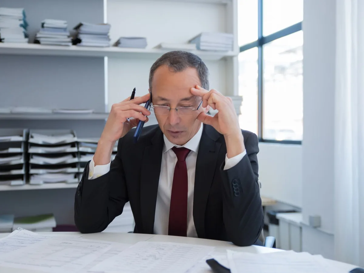 Une personne en tenue de travail consulte le planning d'un cabinet de kinésithérapie depuis son smartphone pendant sa pause.