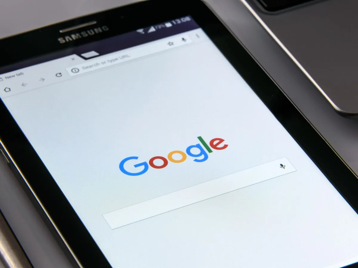 Un artisan consulte sur son smartphone la fiche Google de son entreprise dans les résultats de recherche locaux