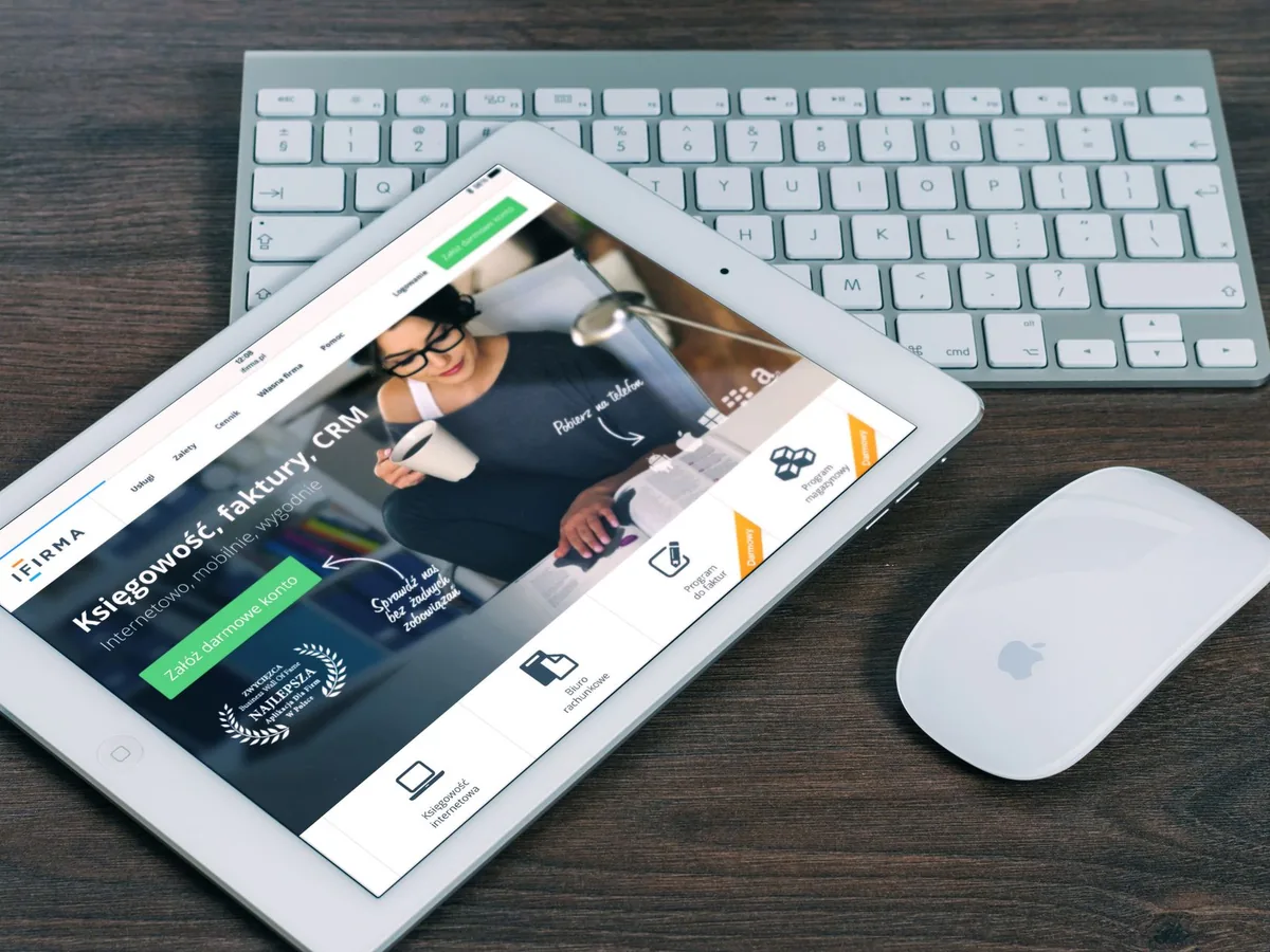 Un restaurateur personnalisant sur ordinateur portable le modèle de son site web de restaurant