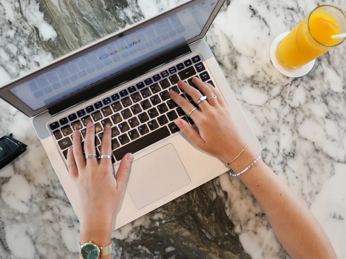 Un smartphone affichant un post Google Business Profile sur la fiche d'établissement d'un artisan, avec le texte tronqué par le bouton en savoir plus.